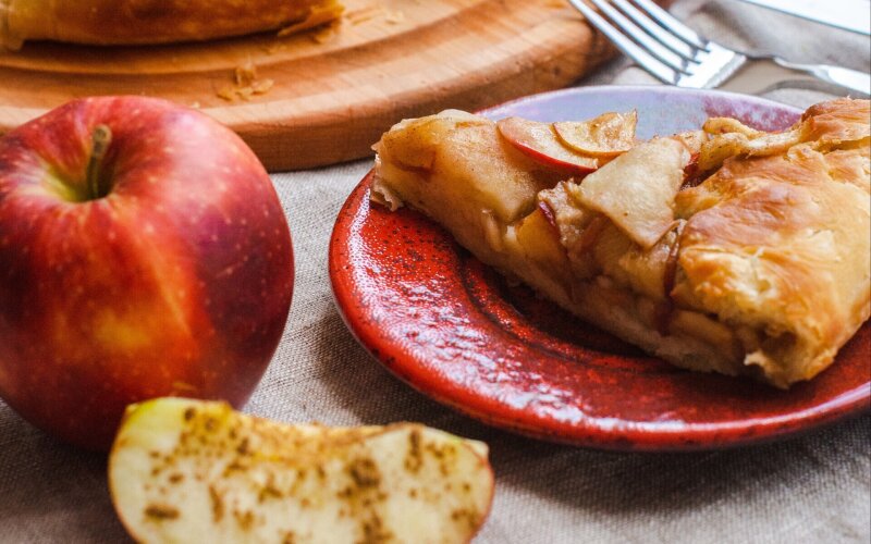 Мини пирог с яблоком и корицей