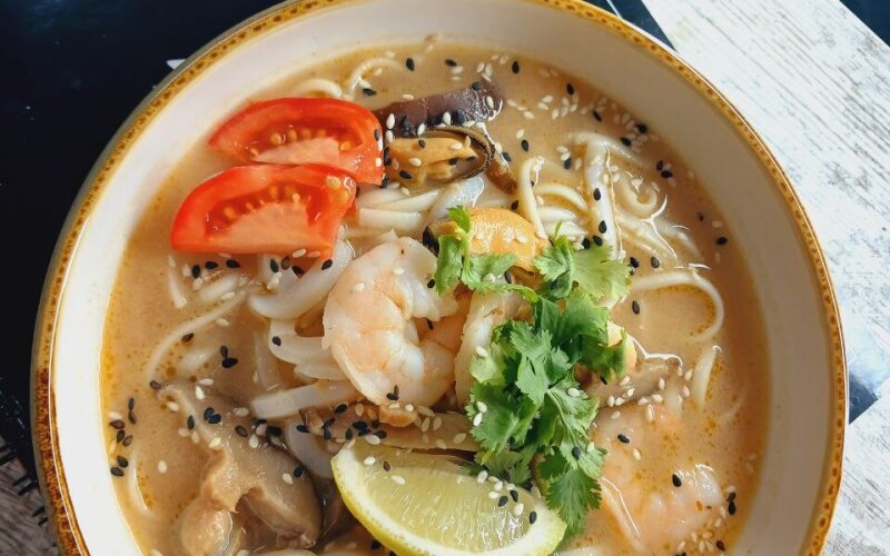 Суп «Том-кха» с лапшой и морепродуктами