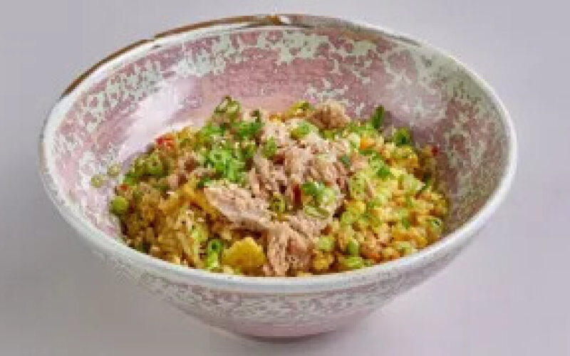 Жареный рис карри с тунцом