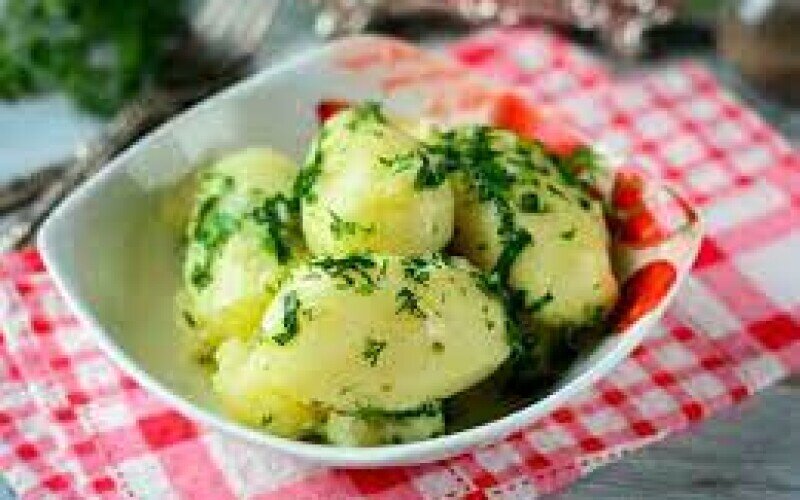 Картофель отварной с маслом и, зеленью