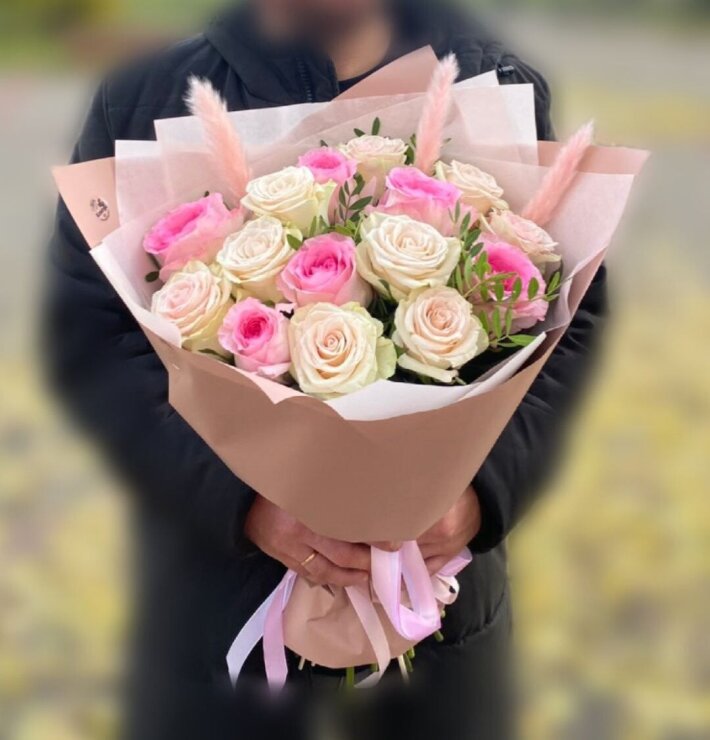 Букет из 15 роз с сухоцветами Нежность