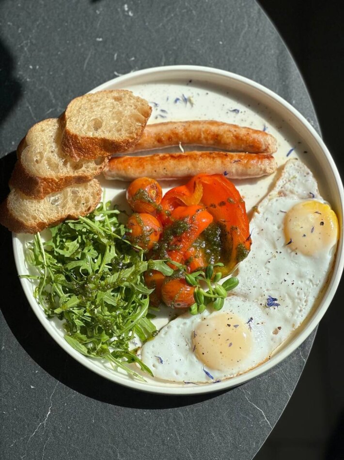 Глазунья с колбасками, овощами и соусом песто