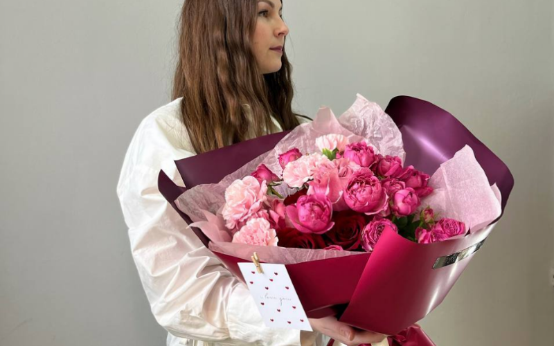 Букет из ярких оттенков кустовой пионовидной розы и нежно розовых диантусов