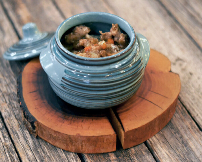 Драники «По-мински» с грибным соусом и рубленой свининой