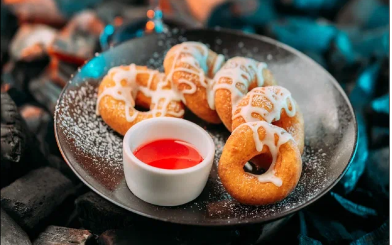 Творожные пончики с ванильным соусом