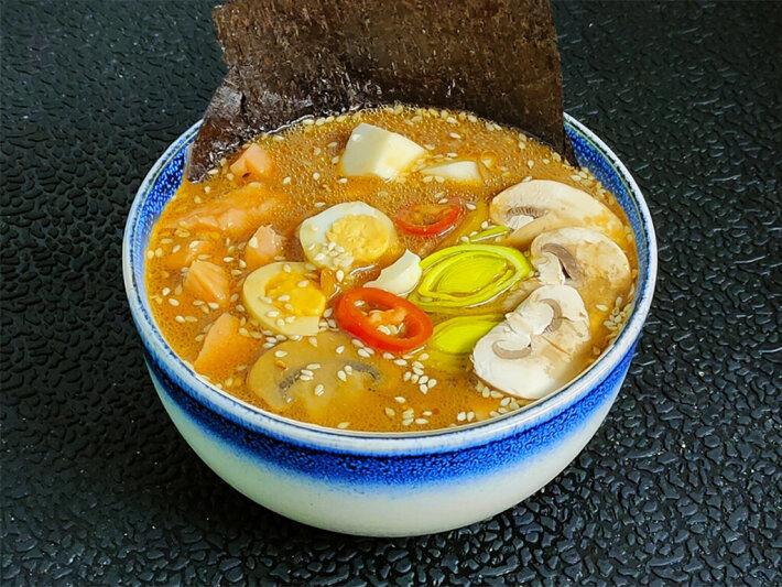 Мисо-суп с лососем и овощами