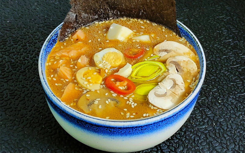 Мисо-суп с лососем и овощами