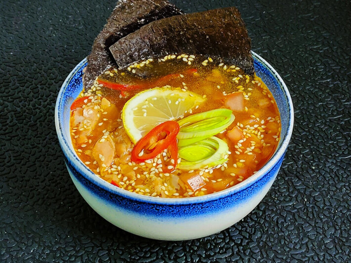 Рисовый суп с жареной форелью