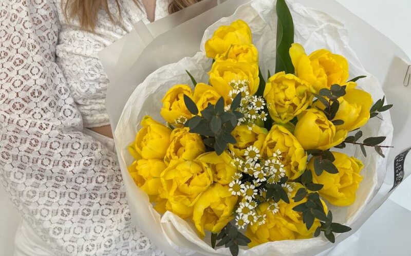Букет из 25 желтых пионовидных тюльпанов и ромашки танацетум