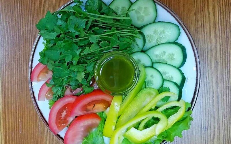 Ассорти из свежих овощей и зелени кинзы