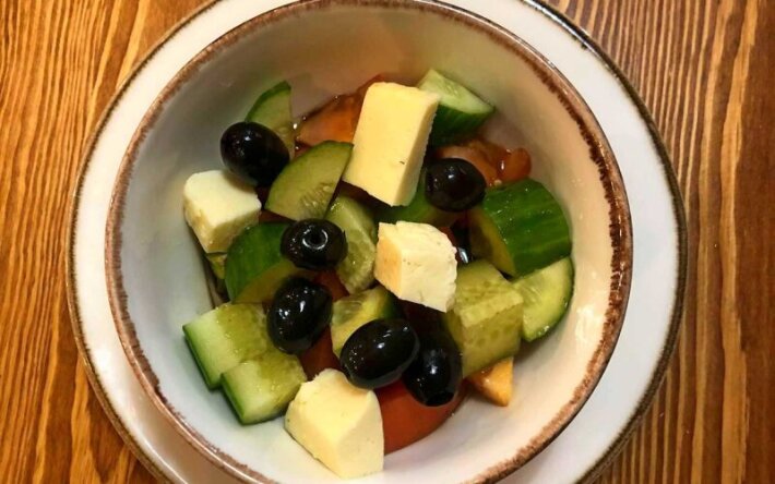 Салат из свежих овощей с имеретинским сыром