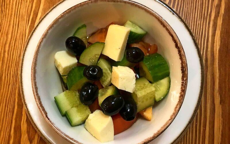 Салат из свежих овощей с имеретинским сыром