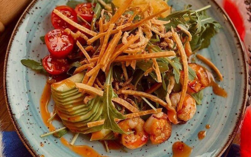 Салат с креветками и чипсами на азиатской заправке