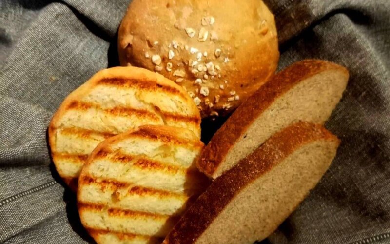 Корзинка с фермерским хлебом и ароматным маслом