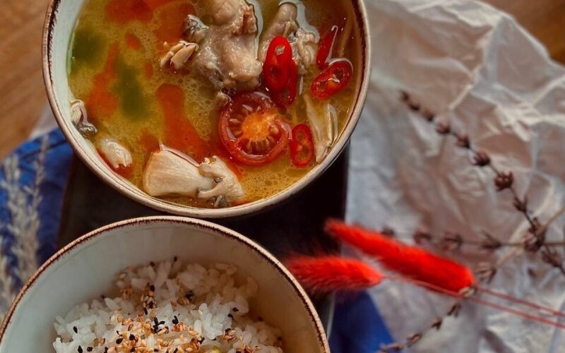 Суп «Том Кха» с цыплёнком и грибами