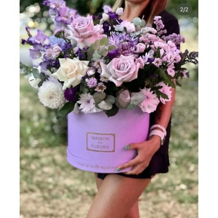 Большая цветочная композиция с цветами в шляпной коробке 1100