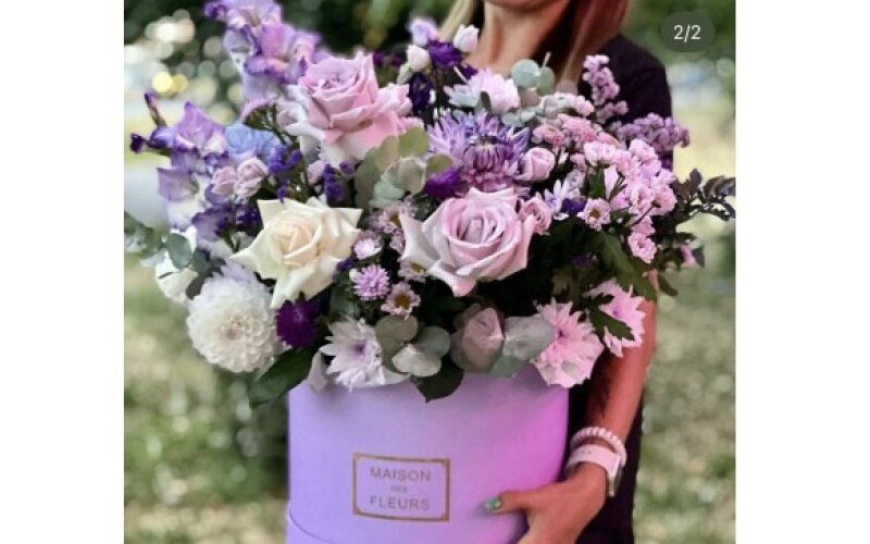 Большая цветочная композиция с цветами в шляпной коробке 1100