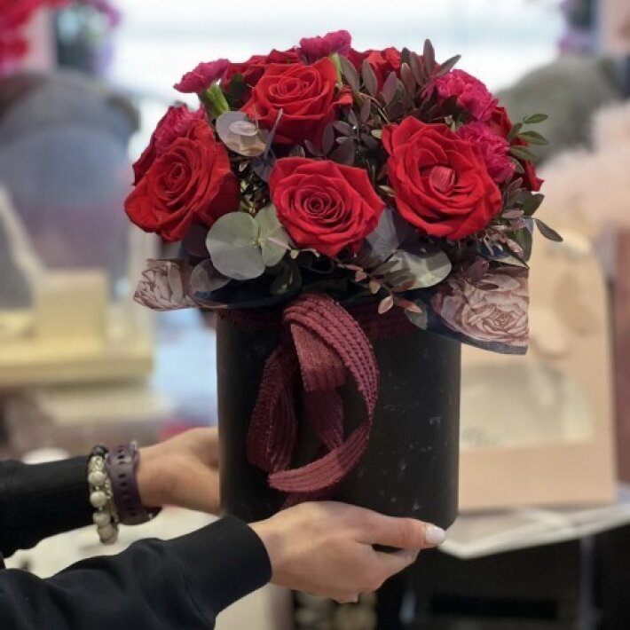 Шляпная коробка с красными розами 1317