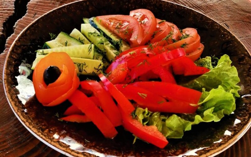 Тарелка из свежих овощей