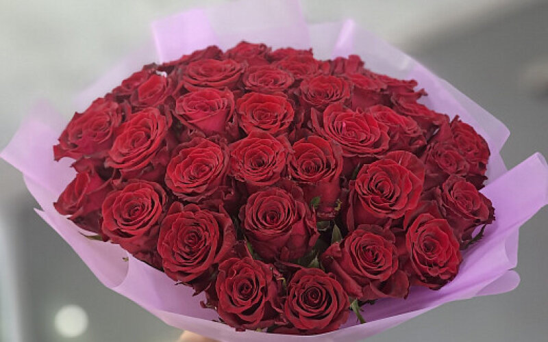 35 красных роз до 50 см