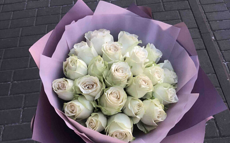 21 белая роза до 40 см