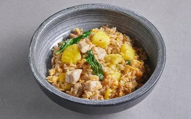 Тайский рис с курицей и ананасом