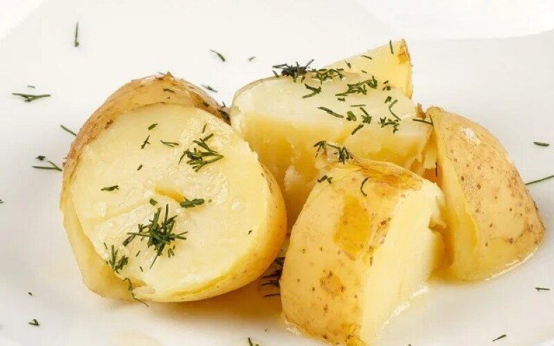 Отварной картофель с укропом