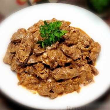 Печень тушенная в соусе